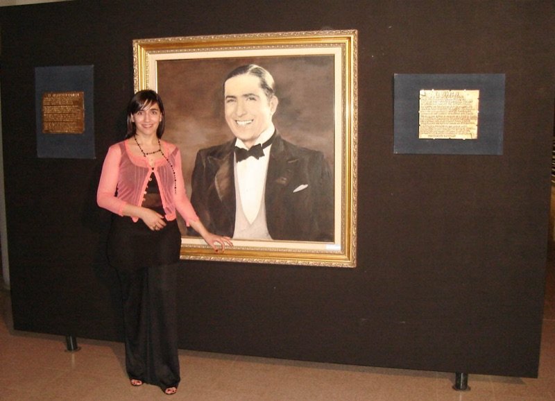 Saide junto a la obra Volver